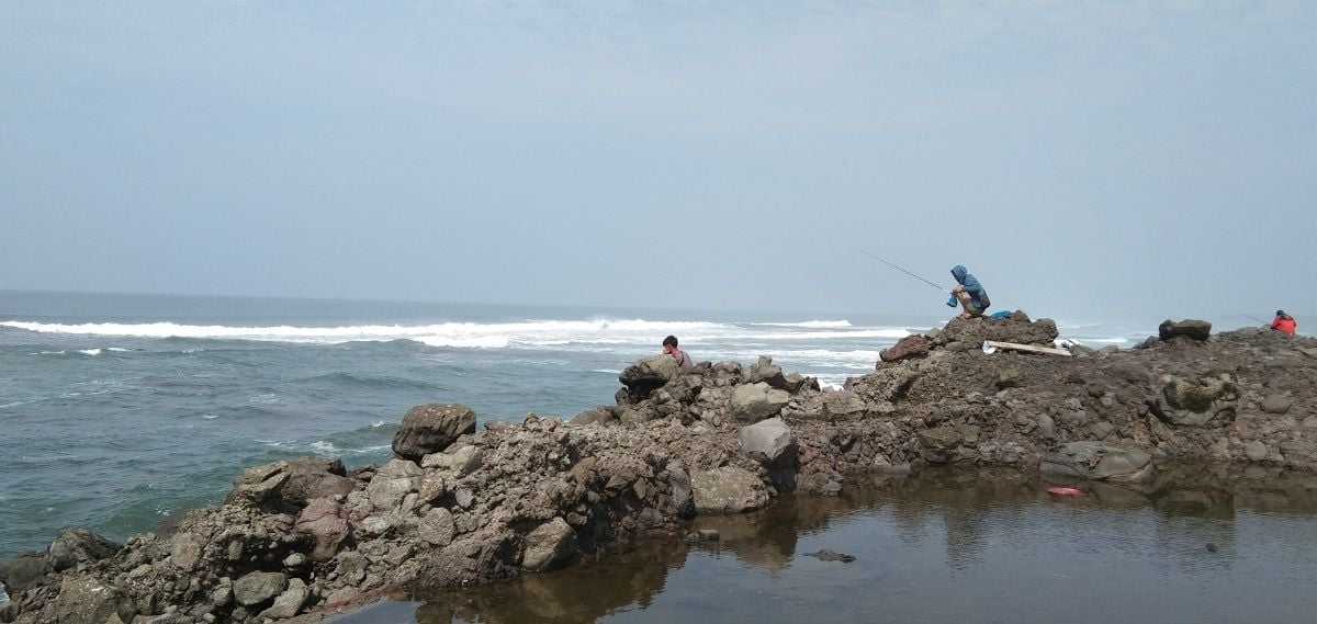 Ombak besar di Pantai Karang Paranje, Kecamatan Cibalong dikeluhkan para pemancing