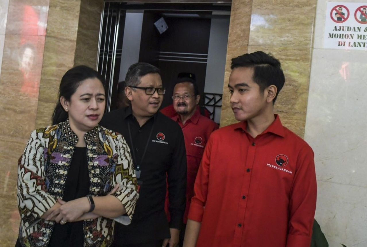 Ketua DPP PDI Perjuangan Puan Maharani (kiri) dan Wali Kota Solo Gibran Rakabuming Raka (kanan).