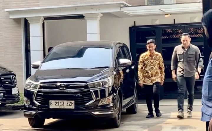 Ketua Umum DPP Partai Demokrat Agus Harimurti Yudhoyono (kanan) mengantar Gibran Rakabuming Raka (dua kanan) ke mobilnya selepas keduanya bertemu di rumah AHY di Jalan Prapanca No. 10, Jakarta, Minggu 22 Oktober 2023. 