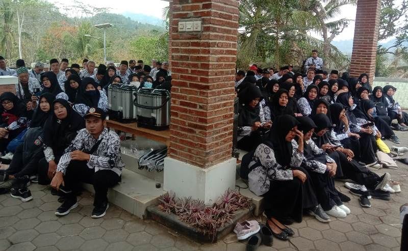  Sebanyak 360 anggota dan pengurus PGRI Kabupaten Gresik Jawa Timur, Minggu 22 Oktober 2023 menziarahi makam Dr Sulistiyo MPd di Kalitengah, Banjarnegara. 