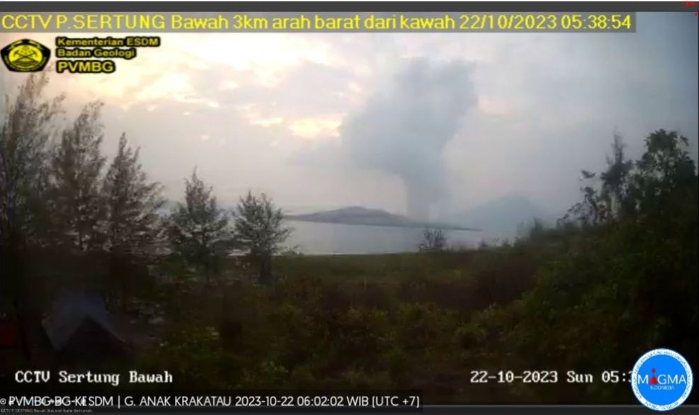 Status Gunung Anak Krakatau hari ini, 22 Oktober 2023, aktivitas kegempaan erupsi terlihat.*