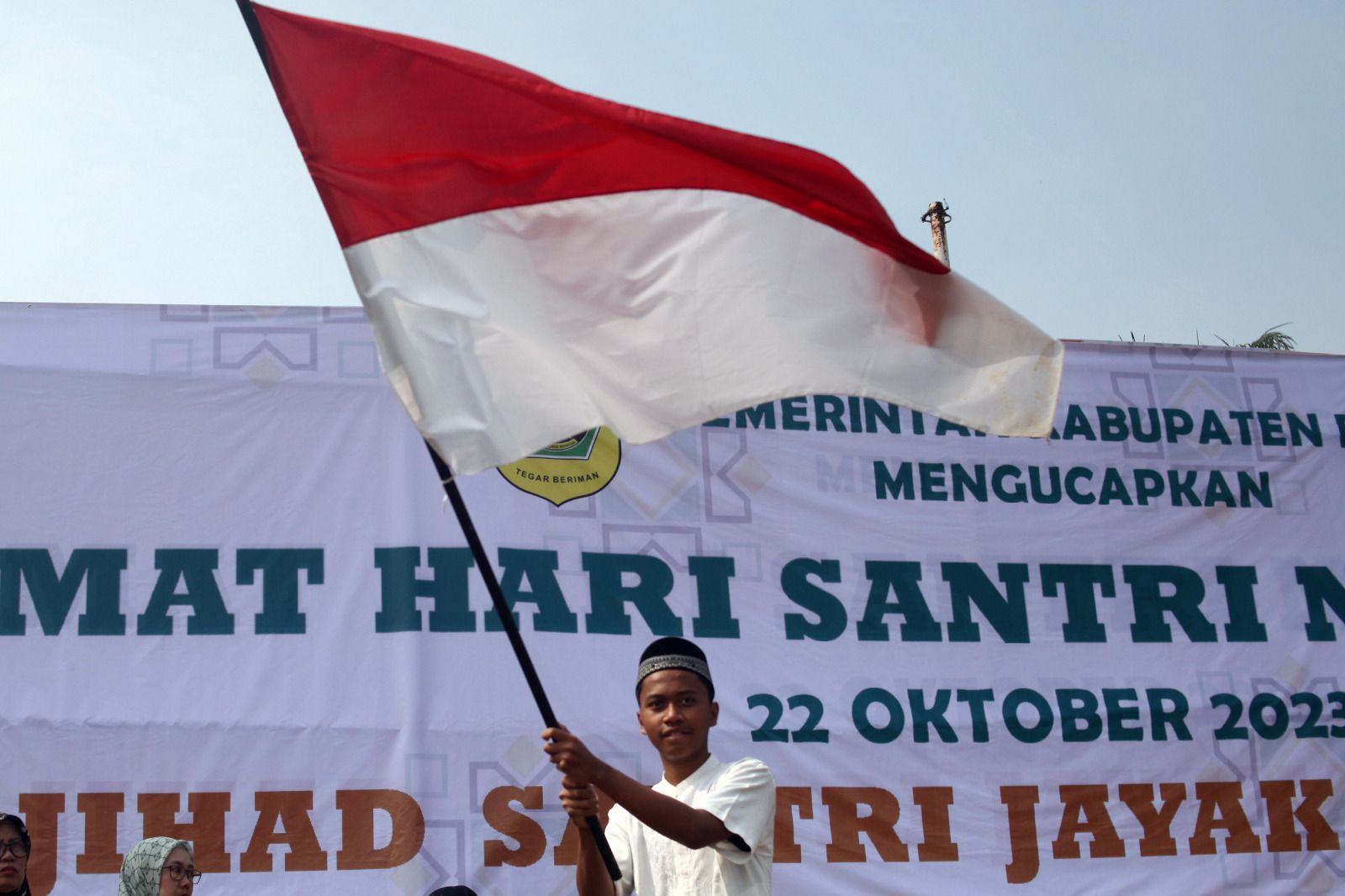 Peringatan Hari Santri Nasional di Kabupaten Bogor Santri mengibarkan bendera merah putih saat perayaan Hari Santri Nasional (HSN) 2023 di Lapangan Tegar Beriman, Kabupaten Bogor, Jawa Barat, Minggu (22/10/2023). Kegiatan yang diikuti oleh 4.000 santri gabungan dari 40 kecamataan di Kabupaten Bogor 