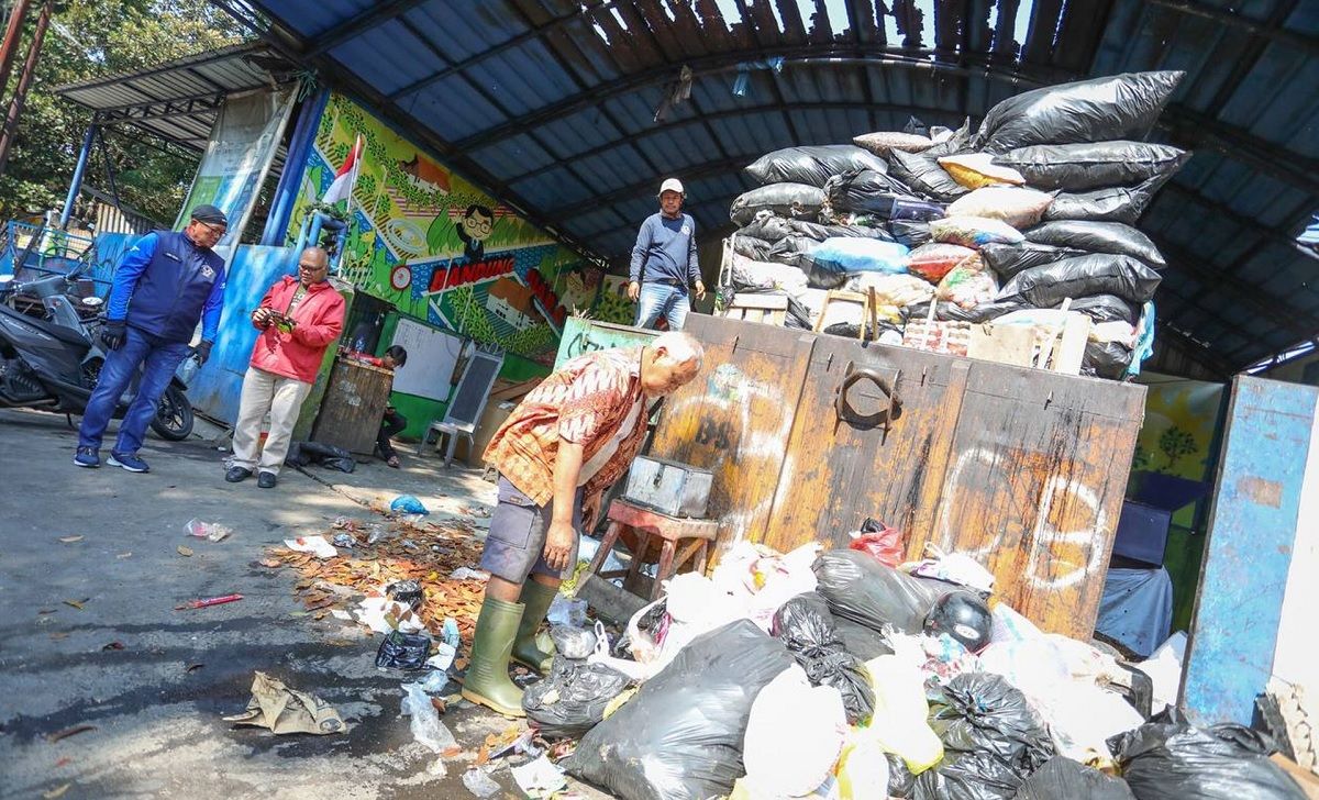 Sekda Kota Bandung Ema Sumarna cek salah satu TPS di Kota Bandung yang masih ada tumpukan sampah, termasuk di pasar tradisional, Jumat 6 Oktober 2023 