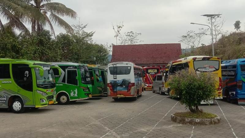 Sejumlah bus yang digunakan 360 anggota dan pengurus PGRI Kabupaten Gresik Jawa Timur, Minggu 22 Oktober 2023 menziarahi makam Dr Sulistiyo MPd di Kalitengah, Banjarnegara. 
