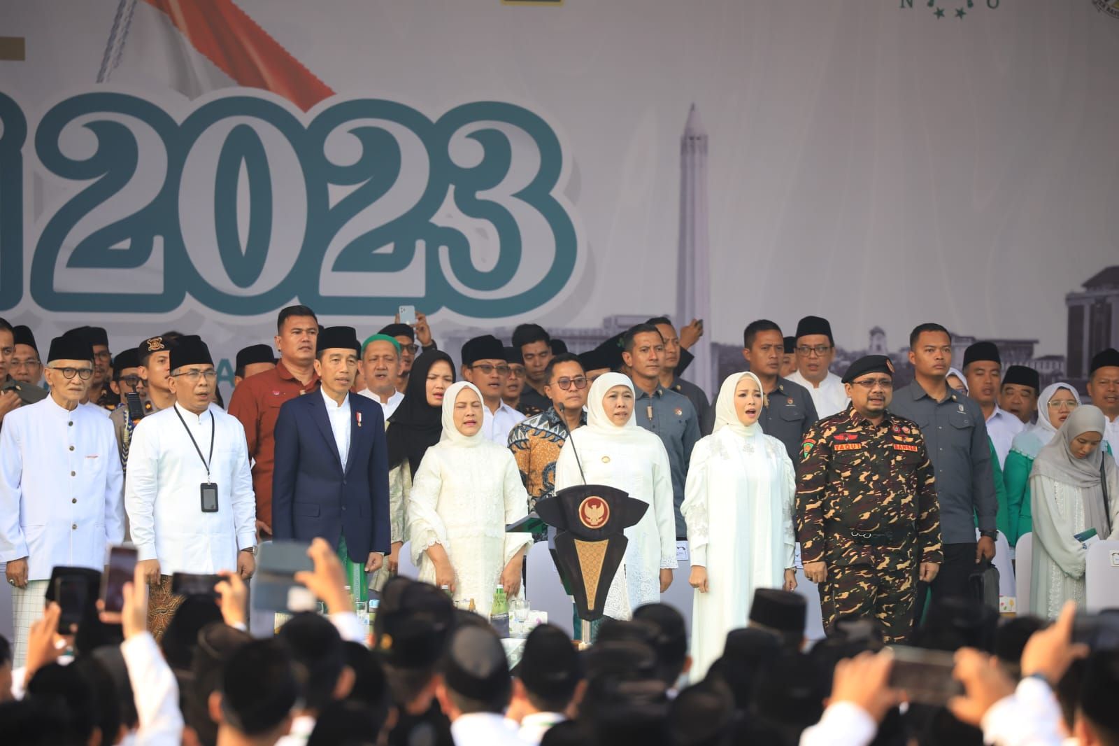 Presiden Joko Widodo bersama sejumlah pejabat negara menghadiri Hari Santri Nasional di Tugu Pahlawan Surabaya