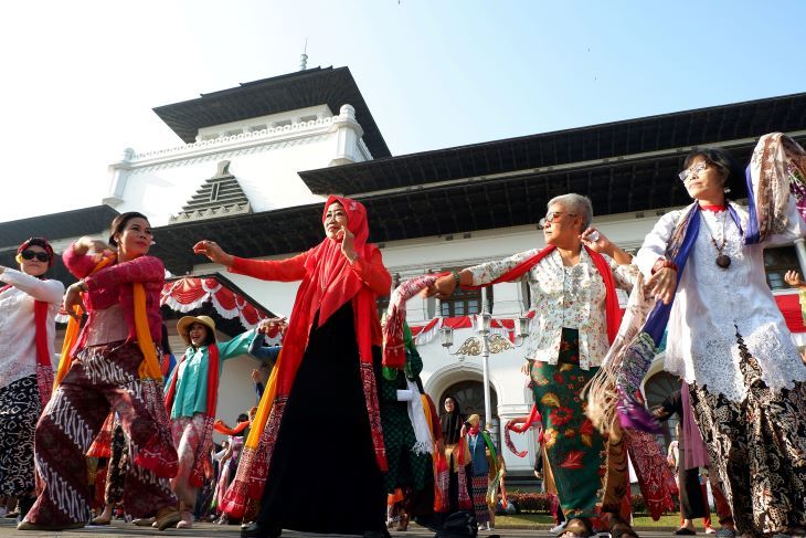 Komunitas Kebaya Indonesia yang secara konsisten setiap tahun ambil bagian dalam kegiatan open seremonil Bandung Arts Festival yang digelar dalam bentuk tari kolosal.