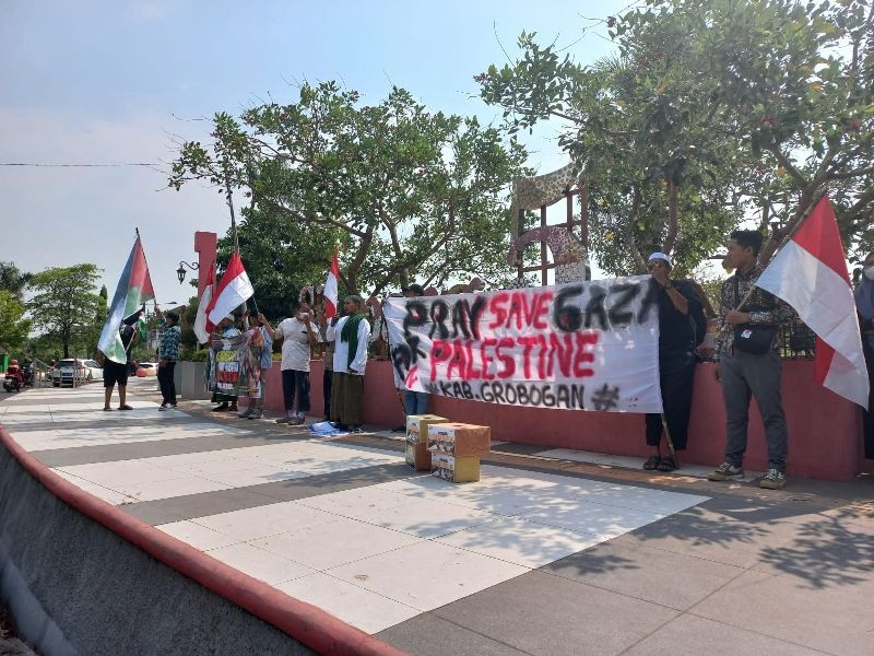 Aksi Peduli Palestina digelar Forum Komunikasi Umat Islam (FKUI) Grobogan di bundaran Simpang Lima Purwodadi, Senin 23 Oktober 2023.