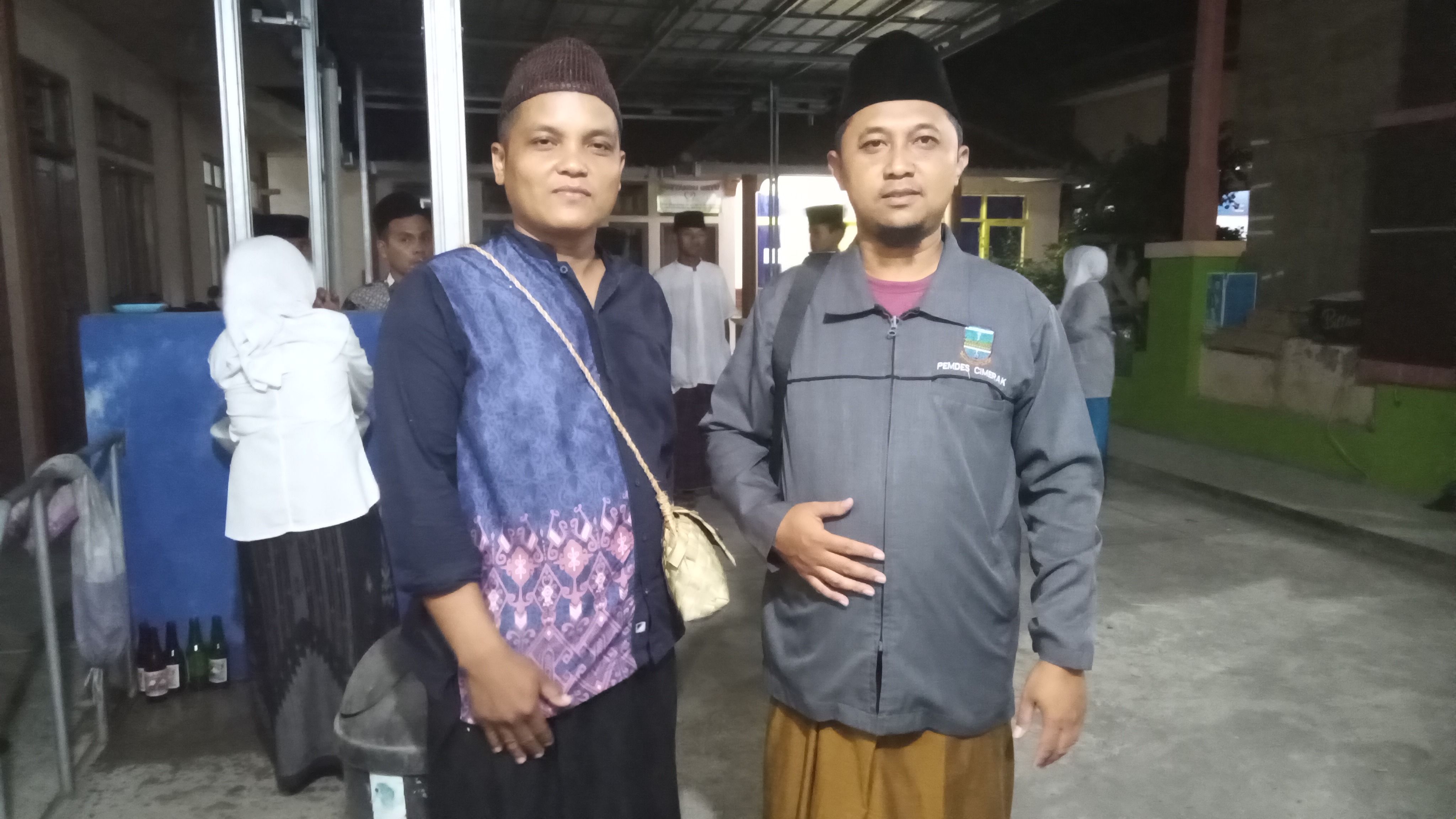 Ketua Karang Taruna Gapura Utis Sutisna (Kiri) dan Kepala Desa Cimerak Budi (Kanan)