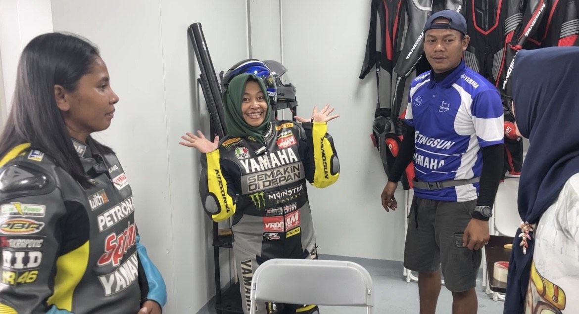 Konsumen mencoba wearpack tim balap Yamaha Racing Indonesia di Sirkuit Mandalika, Lombok, Nusa Tenggara Barat.
