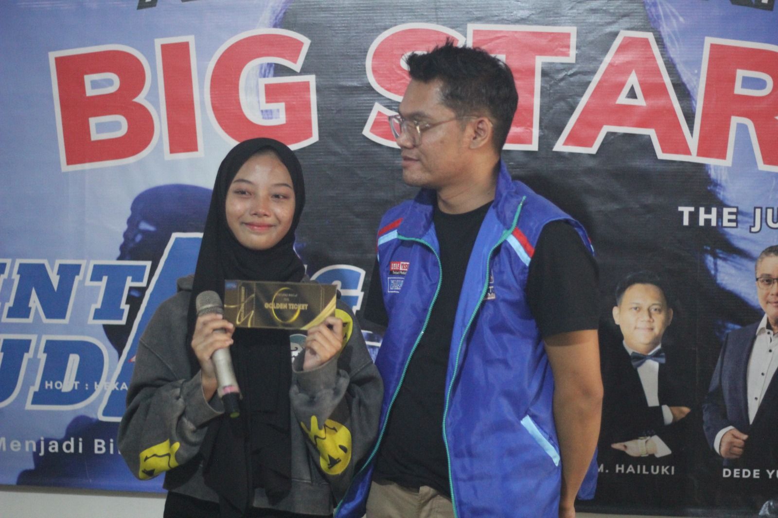 Keharuan terlihat saat juri Tubagus Wijaya memberikan Golden Tiket kepada Nindya Nur Shaleha