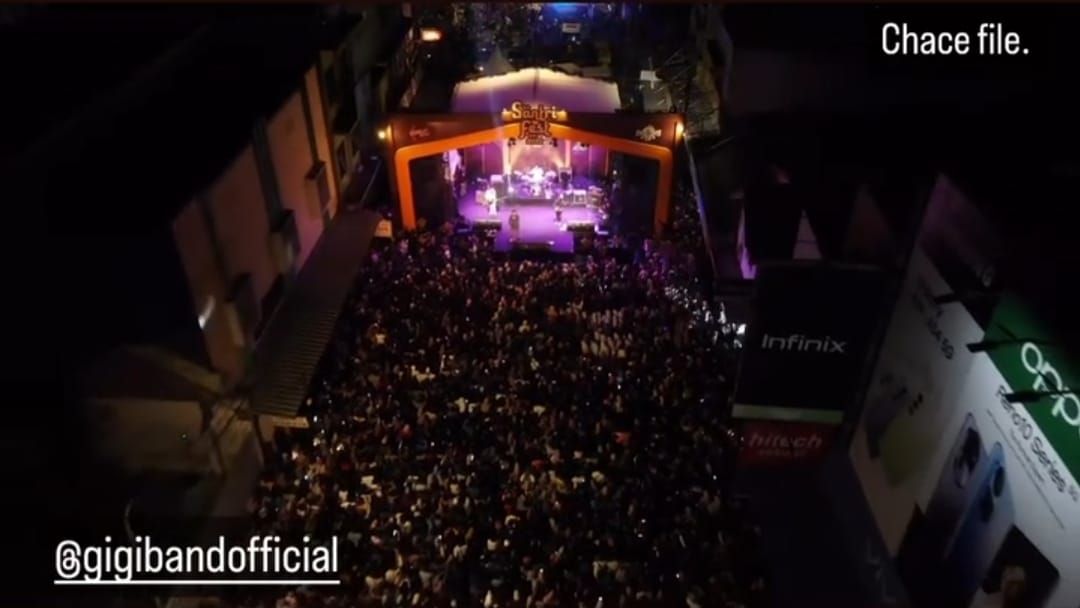 Ribuan fans grup band Gigi padati gelaran Santri Fest 2023 di Kota Tasikmalaya.*