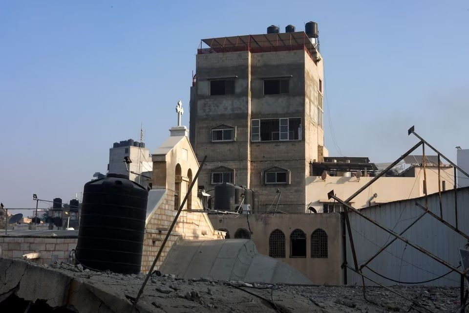 Pemandangan umum Gereja Ortodoks Yunani Saint Porphyrius yang rusak akibat serangan Israel, tempat warga Palestina yang meninggalkan rumahnya berlindung, di Kota Gaza, 20 Oktober 2023.