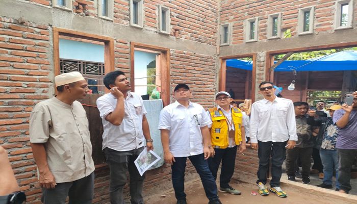 Anggota DPR RI Partai Golkar, H ILham Pangestu dan Kepala Balai Kementerian PUPR Aceh, T Faisal Riza meninjau pelaksanaan rehab rumah di Aceh Utara beberapa hari lalu