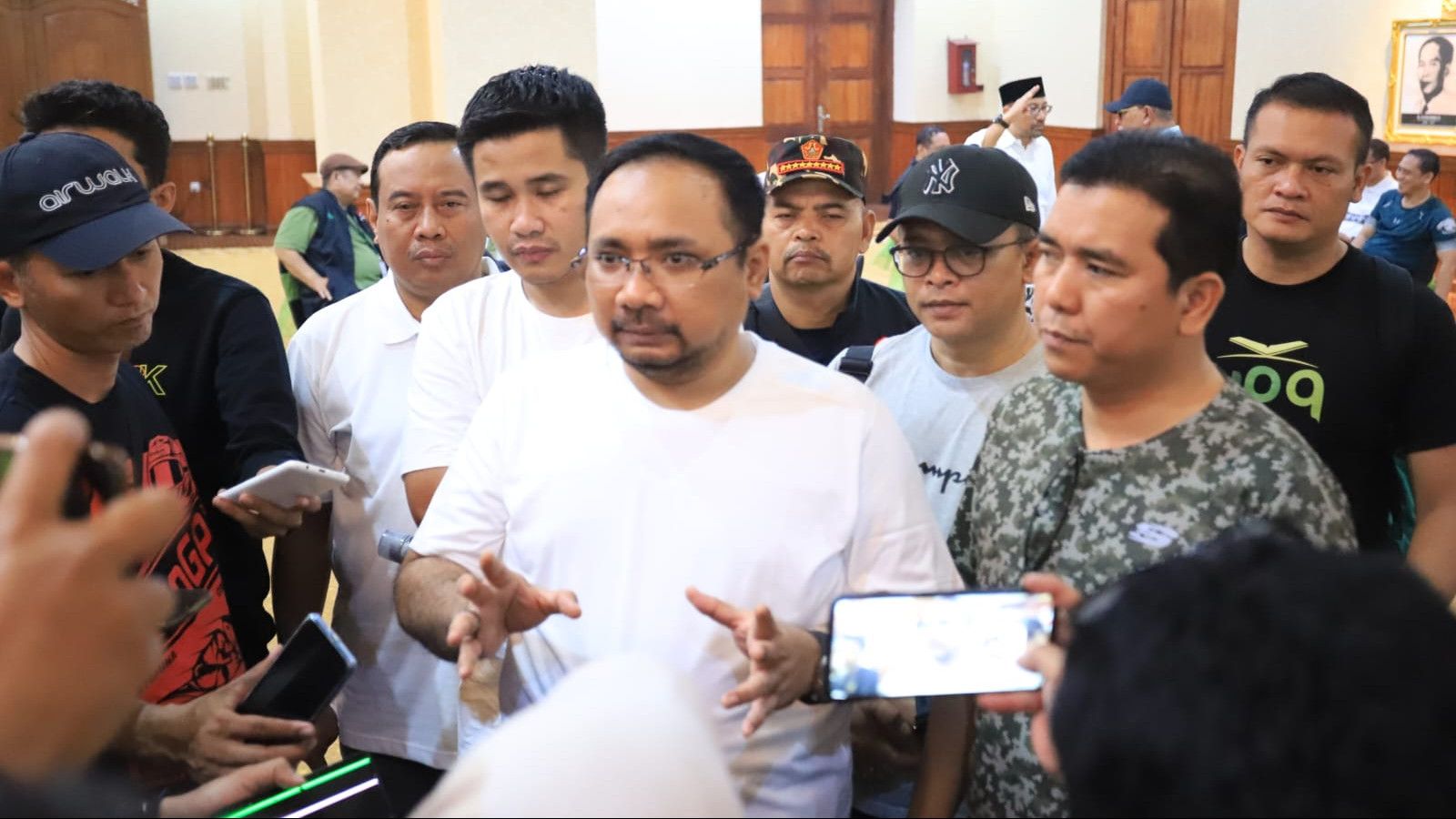 Menag Yaqut Cholil Qoumas memberikan keterangan pers usai melepas jalan santai dalam rangka Hari Santri 2023, di Surabaya.