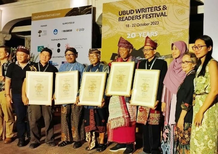 Pemenang Hadiah Rancagé taun 2023 yang pada tahun ini diselenggarakan dalam rangkaian Ubud Writers and Readers Festival (UWRF) di Indus Restaurant, Ubud, Bali. 