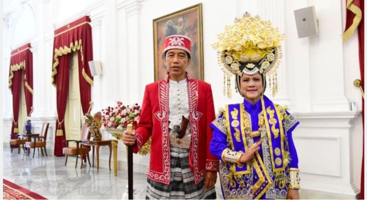 Presiden Jokowi dan Ibu mengenakan baju adat Tolaki