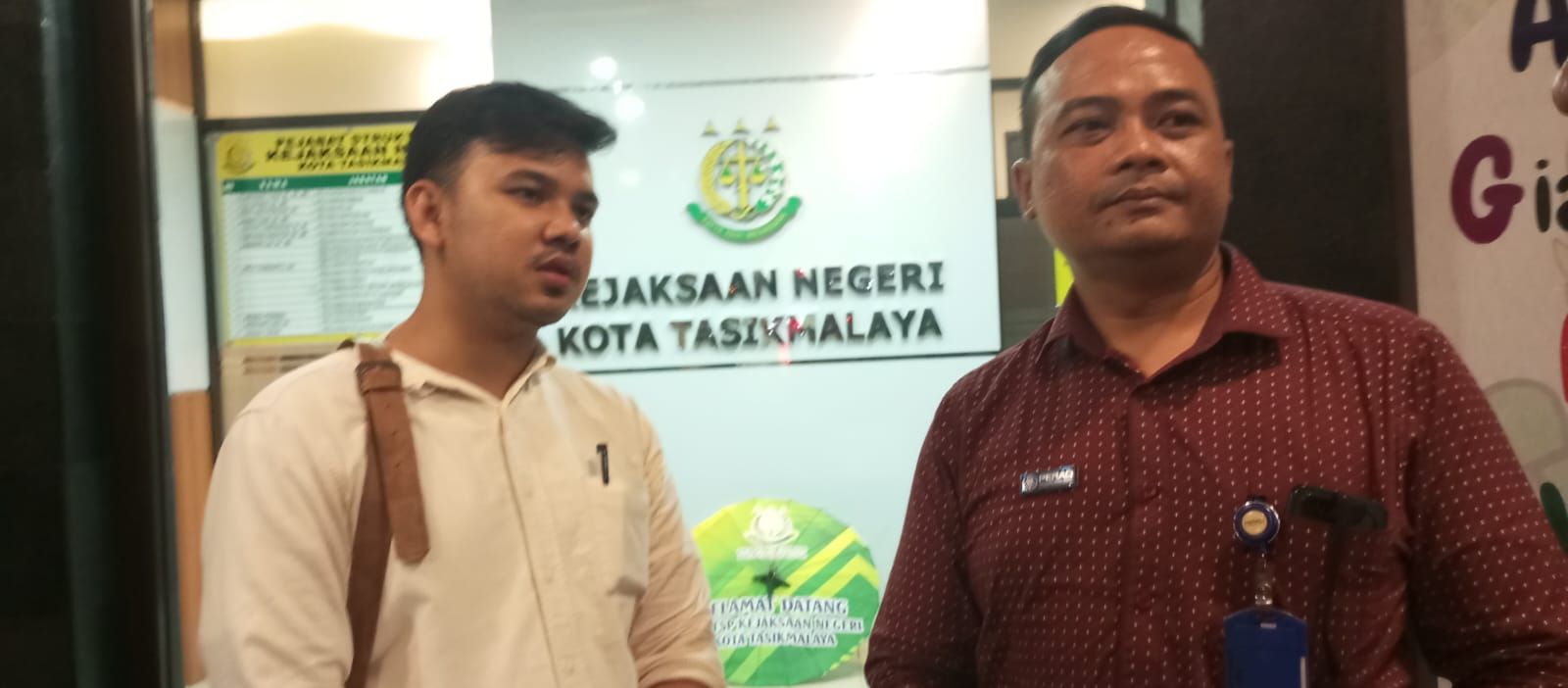 Ihsan Suryanegara (kanan) M. Naufal Putra, dua diantara tiga kuasa hukum ke lima tersangka berbincang dengan keluarga tersangka. *