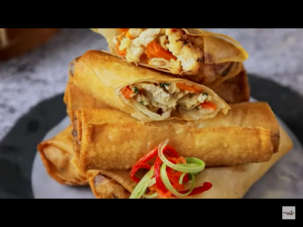 Resep Lumpia Ayam makanan ala Martin Praja. / tangkap layar YouTube Indonesian Simple