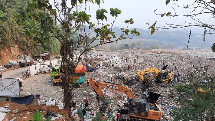 Truk-truk kembali membuang sampah di TPS darurat Sarimukti, Desa Sarimukti, Kecamatan Cipatat, Kabupaten Bandung Barat, Selasa, 24 Oktober 2023. Pembuangan kembali dialihkan ke TPS setelah jalur TPA Sarimukti licin, berlumpur diguyur hujan.