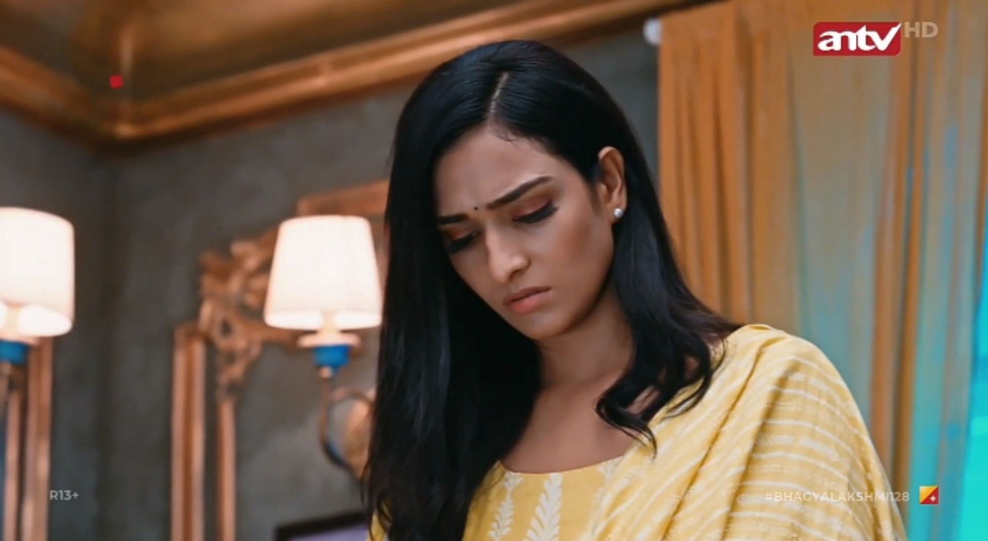 Lakshmi tetap tidak percaya pada omongan Rishi tentang kejahatan Vikrant. 