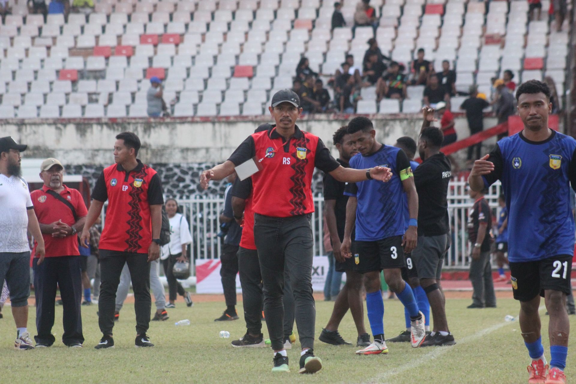 Pelatih Pra PON Papua, Ricardo Salampessy tidak bisa menahan rasa haru penuh menegankan setelah timnya lolos dari lubang jarum menuju PON Aceh, Sumatera Utara, Tahun 2024 nantinya
