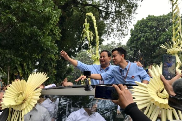 Prabowo Subianto-Gibran Rakabuming Raka menyapa pendukung dan relawan dari atas mobil "Maung" di Taman Surapati, Menteng, Jakarta Pusat, Jakarta, Rabu (25/10/2023). 