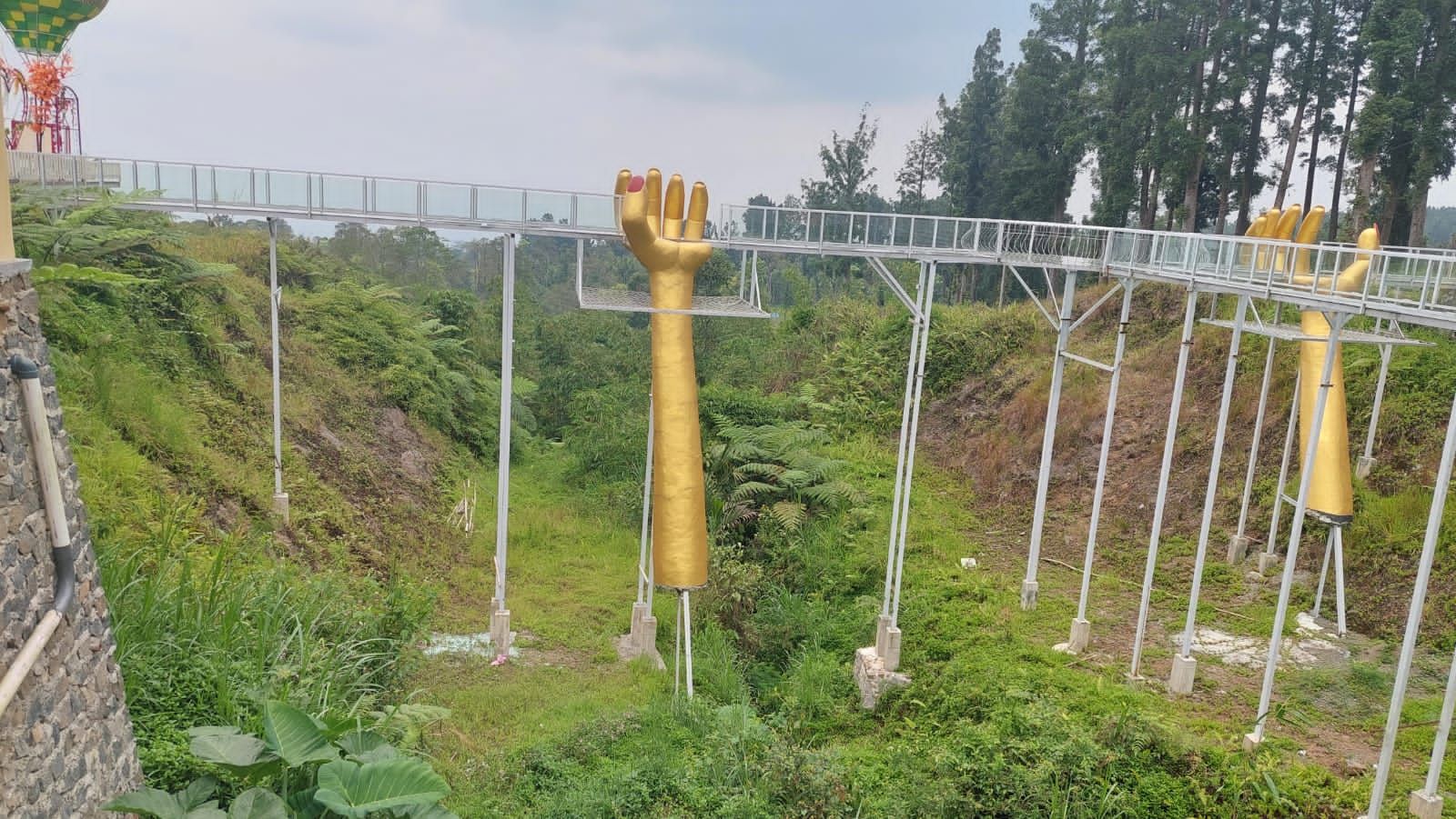 Wisatawan Meninggal, Jembatan Kaca Hutan Pinus Limpakuwus Pecah Saat Sedang Foto Bersama