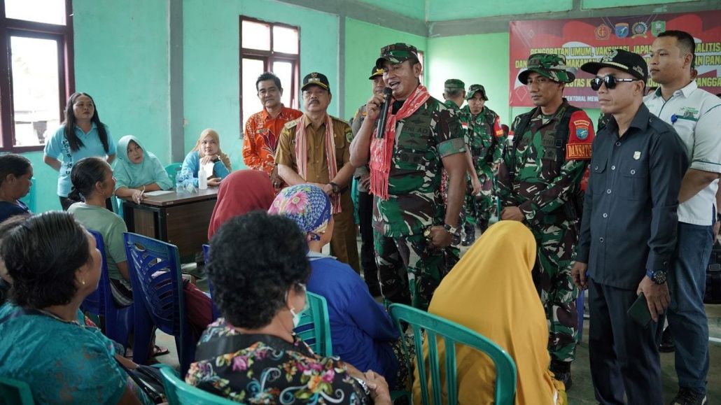 Pangdam XII/Tpr saat memberikan sosialisasi kesehatan tentang stunting kepada masyarakat desa Kunyil Kecamatan Meliau, Kamis 19 Oktober 2023