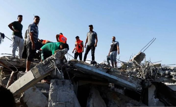 Warga Palestina membongkar puing-puing rumah yang hancur akibat serangan Israel untuk mencari korban di tengah konflik yang sedang berlangsung antara Israel dengan kelompok Hamas di Khan Younis di selatan Jalur Gaza, Kamis 19 Oktober 2023. 