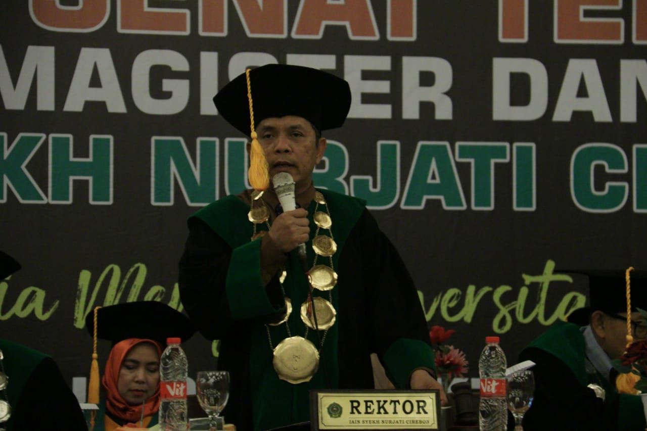Rektor IAIN Syekh Nurjati Cirebon, Prof Dr H Aan Jaelani MAg, memberikan ucapan selamat kepada mahasiswa-mahasiswi sarjana yang diwisuda hari ini.