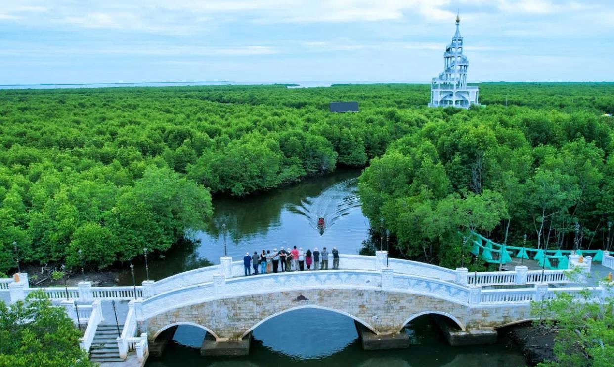 Salah satu jembatan yang berada di tengah hutan mangrove