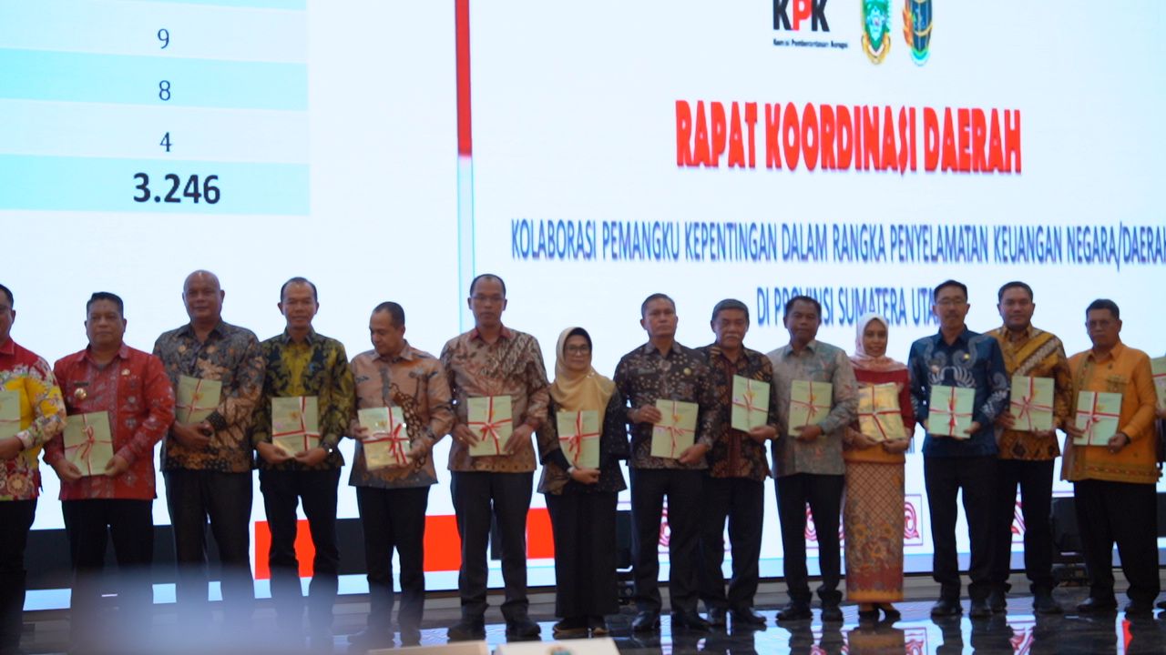 Rakorda Penyelamatan Keuangan Negara/Daerah Provinsi Sumut, Wali Kota dr Susanti Terima Sertifikat PTSL