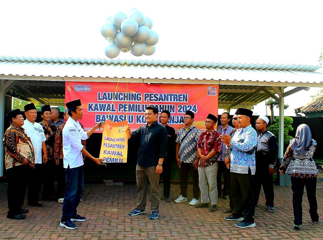 Komisioner Bawaslu Kota Banjar, Wahidan didampingi Solehan melepas balon simbol peluncuran Pesantrean Kawal Pemilu 2024 di aula Komunitas Organik Aliska Kota Banjar (KOAKB).