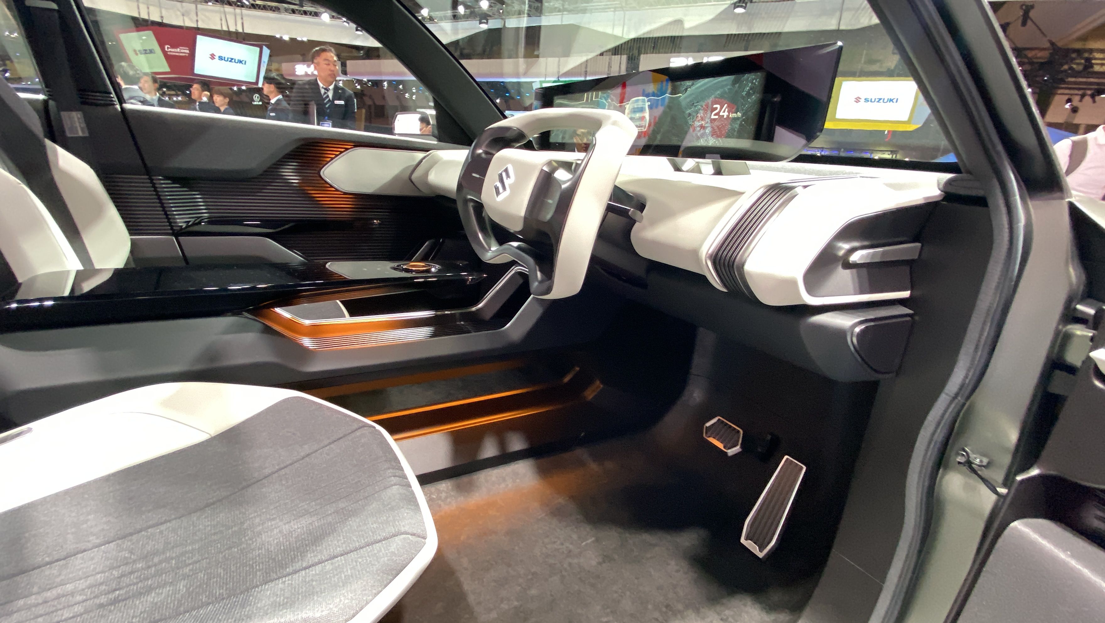 Interior mobil eVX Suzuki.