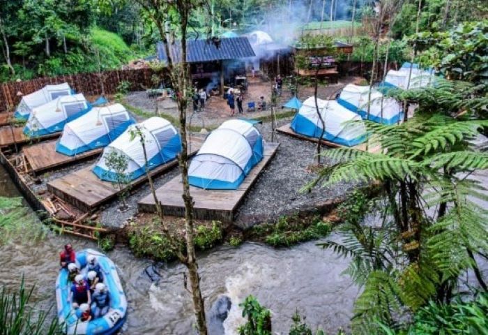 Sensasi camping di pinggir sungai dan wahana rafting di Namu Hejo salah satu rekomendasi wisata hits di Bandung, selain di Sumedang yang cocok untuk healing liburan akhir tahun 2023.