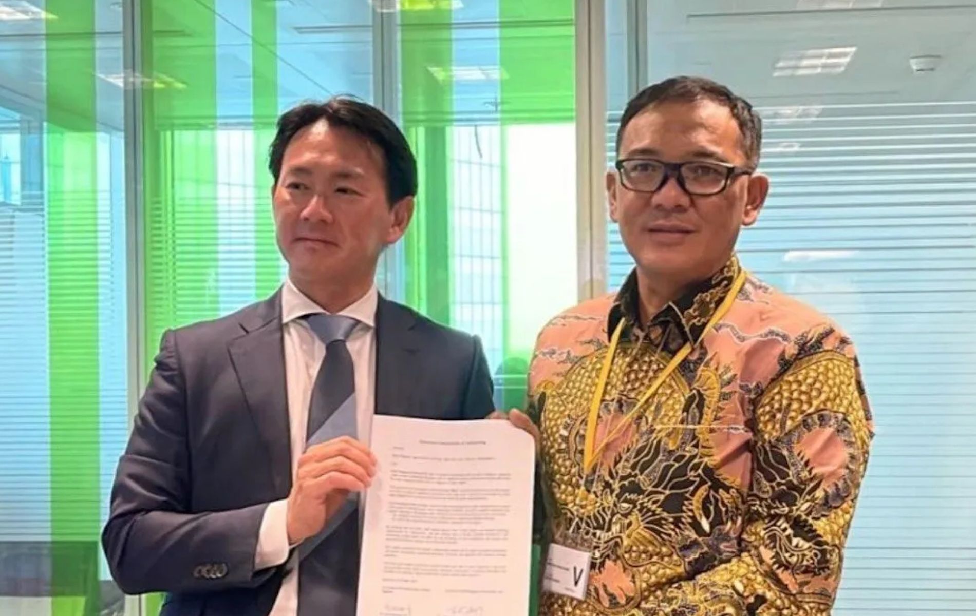 Bupati Bogor Iwan Setiawan menandatangani MoU dengan Suez Services Pte. Ltd. di Paris, Prancis.