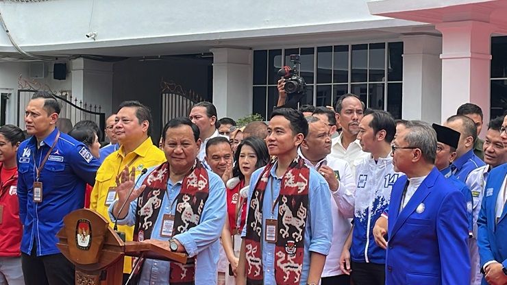 Prabowo Subianto dan Gibran Rakabuming bersama petinggi partai Koalisi Indonesia Maju. 