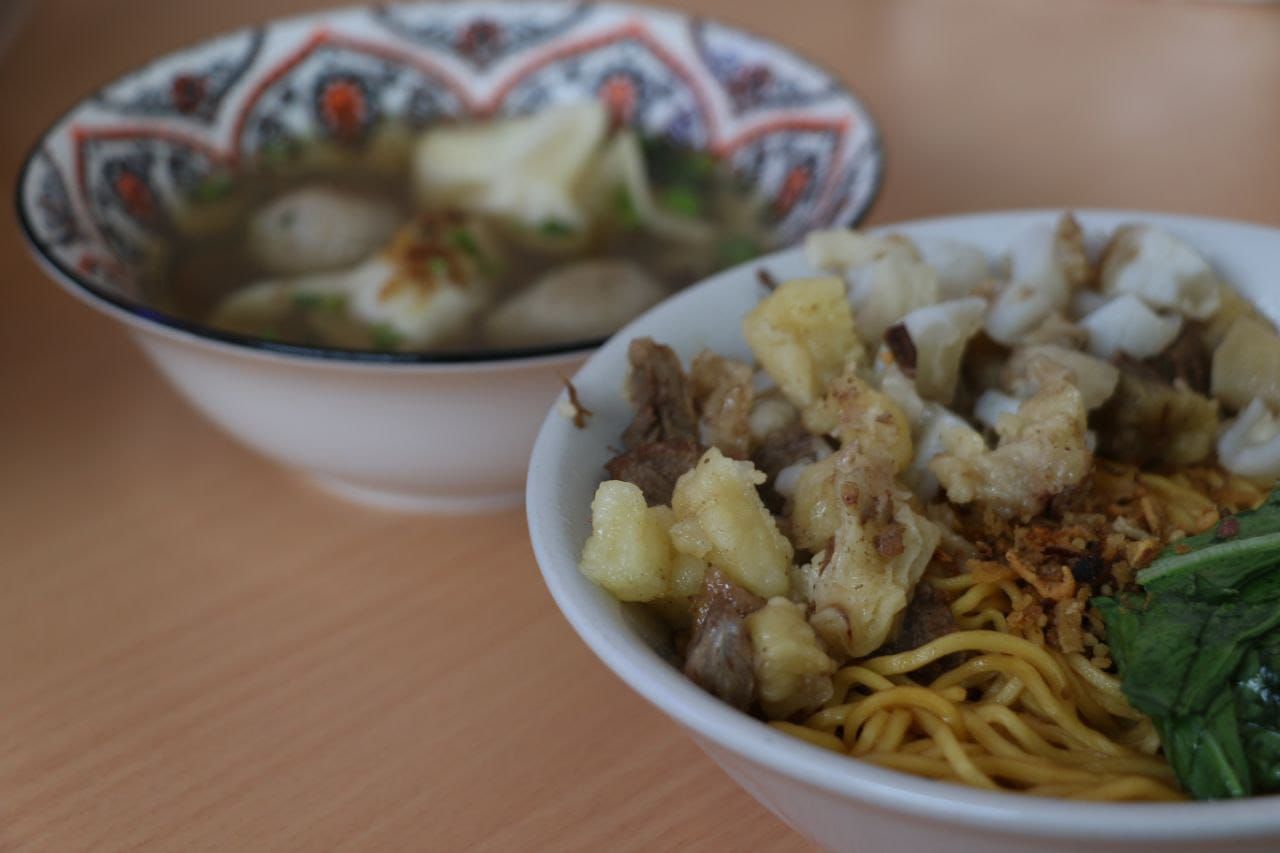 Rekomendasi Kuliner Bandung: Bakso Sedjahtera, Isi Daging dan Lontong yang Super Lezat