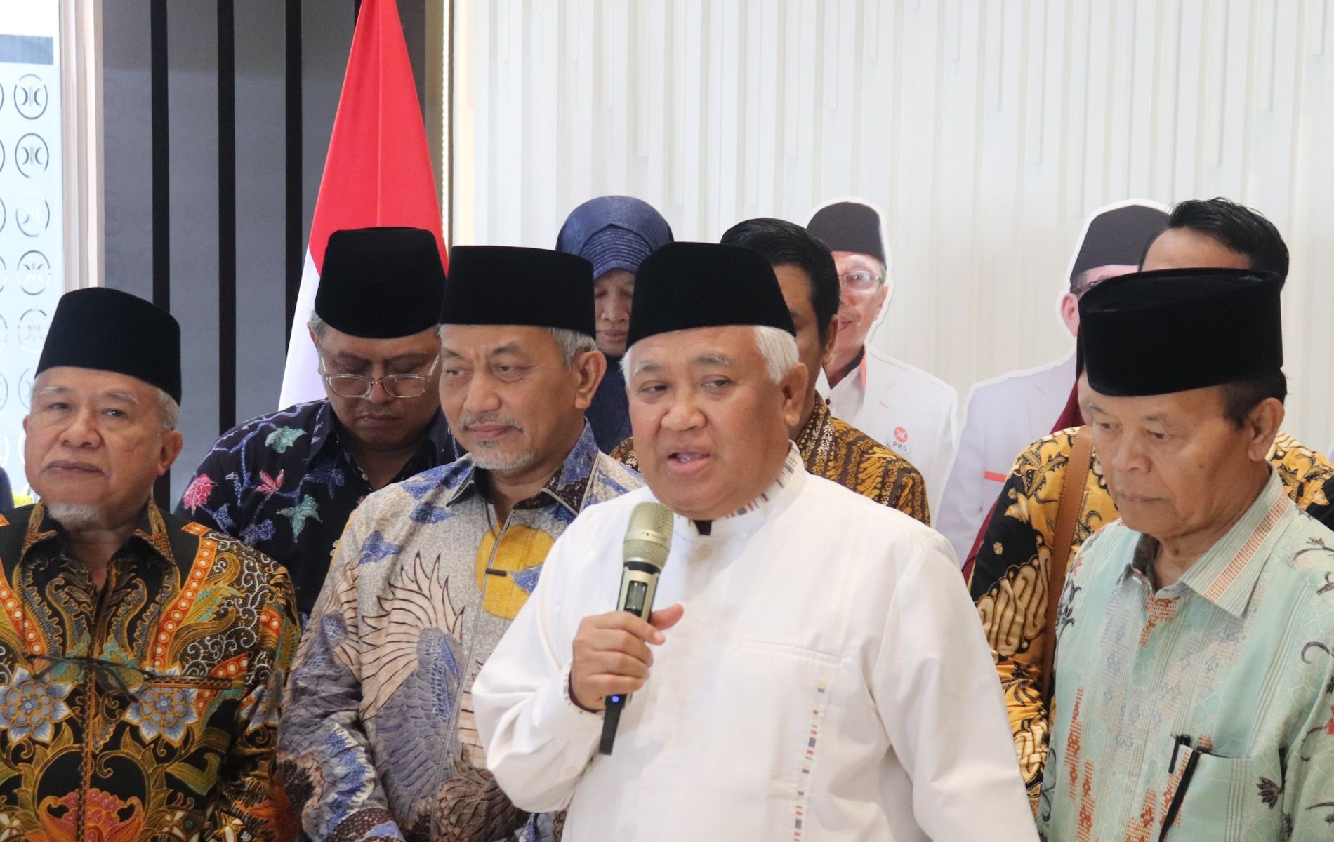 Mantan Ketum PP Muhammadiyah Din Syamsuddin mendatangi markas DPP PKS. Din bertemu langsung dengan jajaran petinggi PKS.