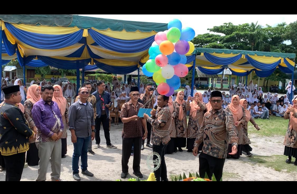 Kepala SMA Negeri 1 Tanjung Tiram melakukan pelepasan balon ke udara.