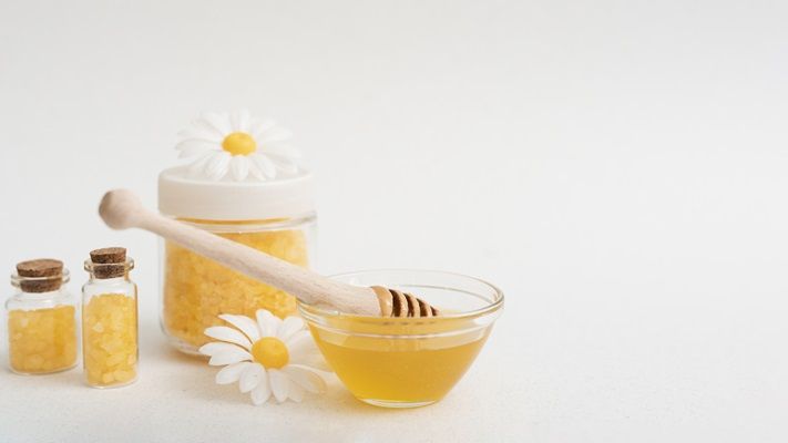 Ilustrasi masker madu untuk mengatasi kulit kering.