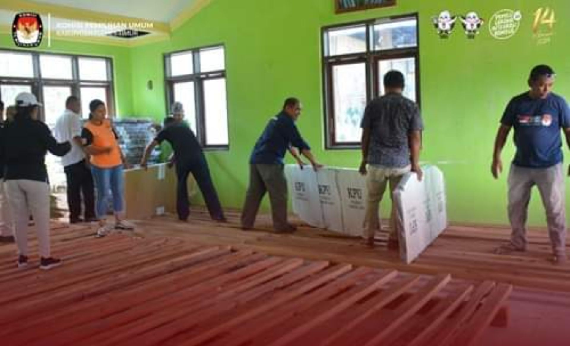 Pimpinan dan staf KPU Flotim menerima ribuan bilik suara dan disimpan di gudang logistik di Kelurahan Weri, Larantuka.