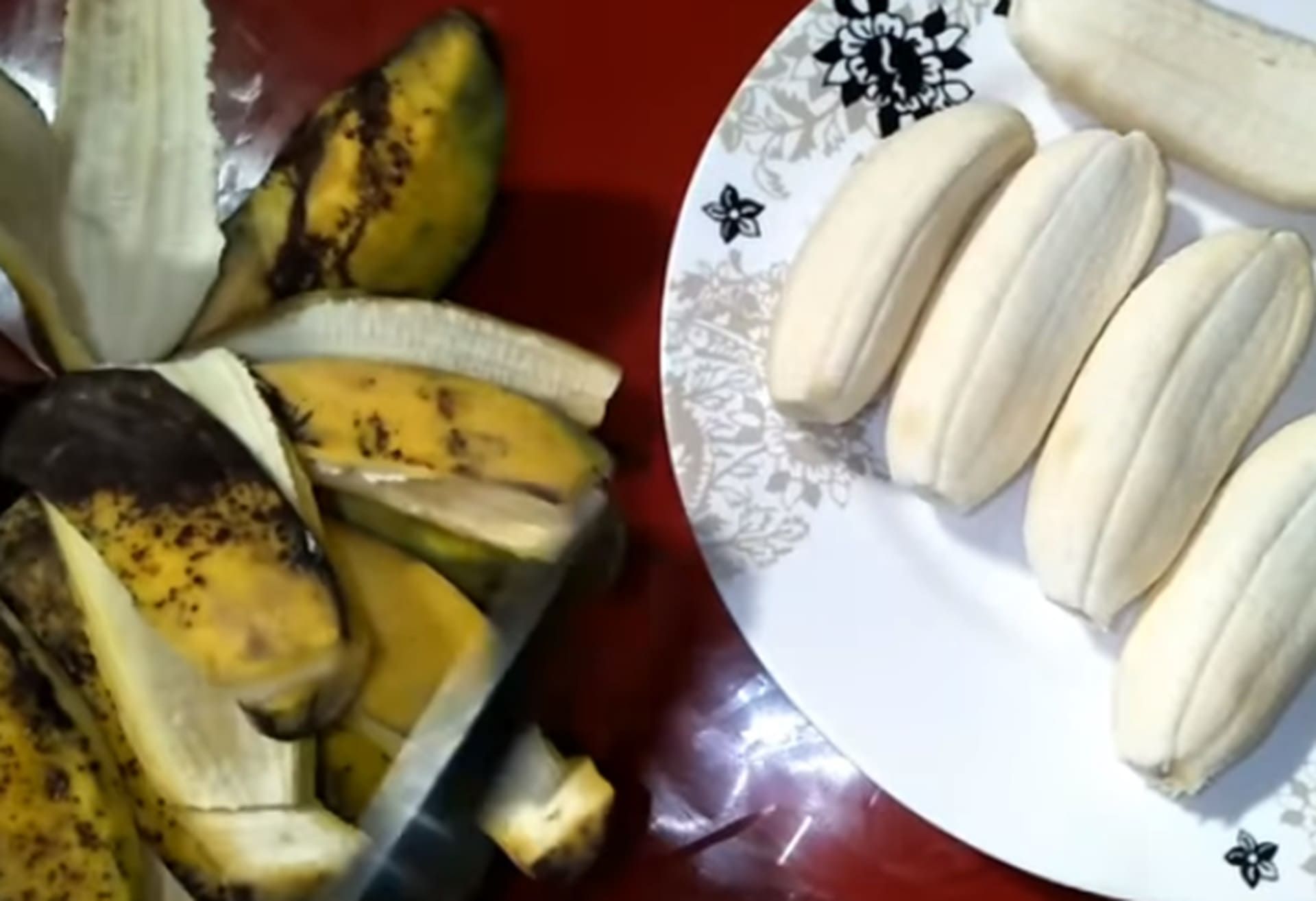 Usahakan memakai pisang kepok yang sudah berwarna kuning untuk membuat pisang epe yang legit
