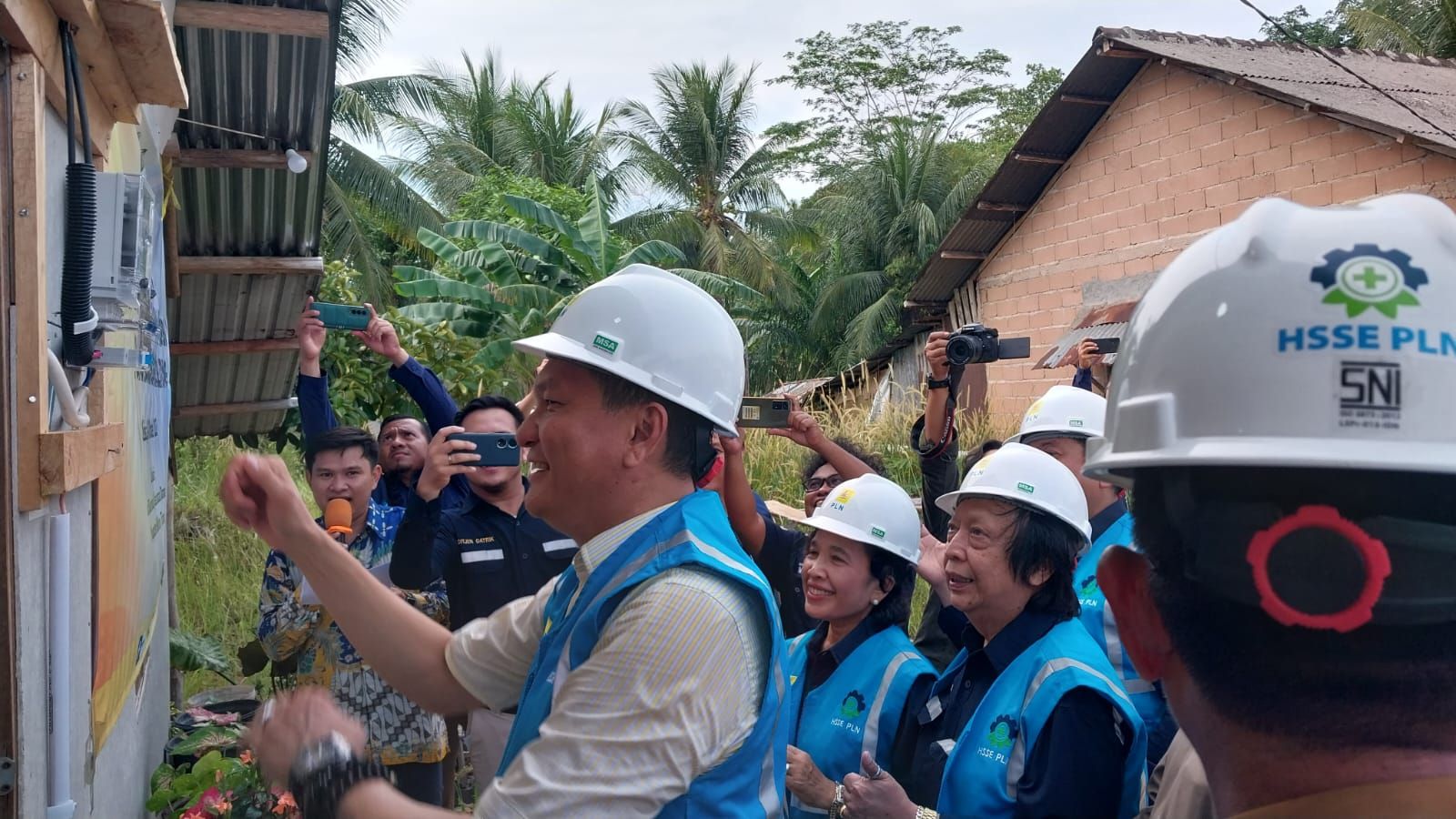 Anggota Komisi VII DPR-RI Dapil Babel, Bambang Pattijaya mencoba menyalakan KWH yang terpasang di rumah salah satu penerma bantuan
