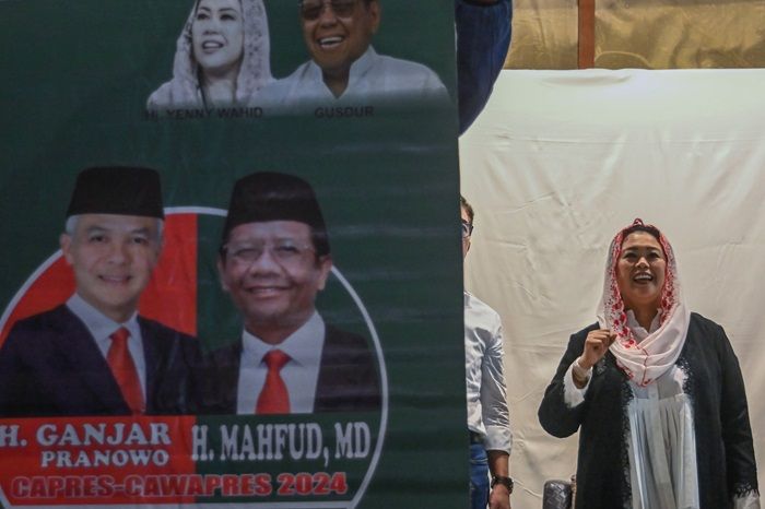 Putri Presiden ke-4 Abdurrahman Wahid atau Gus Dur, Yenny Wahid mengepalkan tangan saat mengikuti deklarasi dukungan Pilpres 2024 di Hotel Borobudur, Jakarta pada Jumat, 27 Oktober 2023.