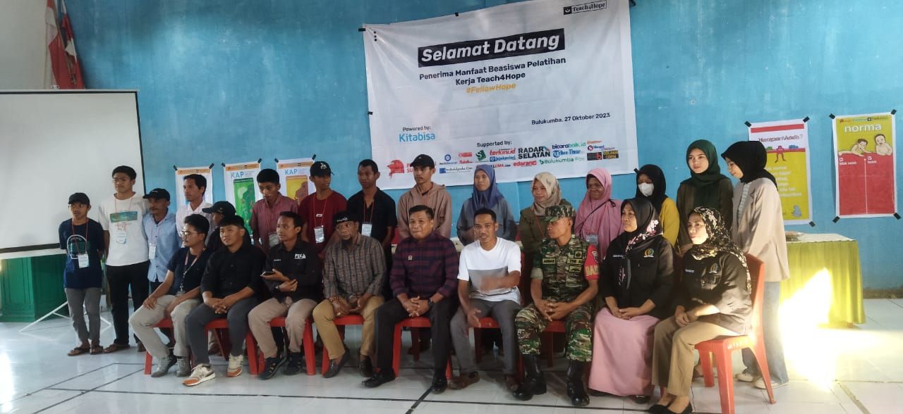 Yayasan Peka Peduli Sulawesi bersama para penerima Bantuan UKM Berdaya/WartaBulukumba.Com