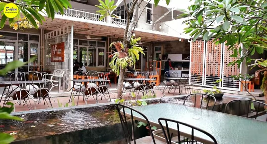 Area outdoor dan semi outdoor Cafe Cahaya diatas Cahaya di Cipondoh Kota Tangerang Banten/tangkapan layar YouTube/channel Doyan Jalan Jalan
