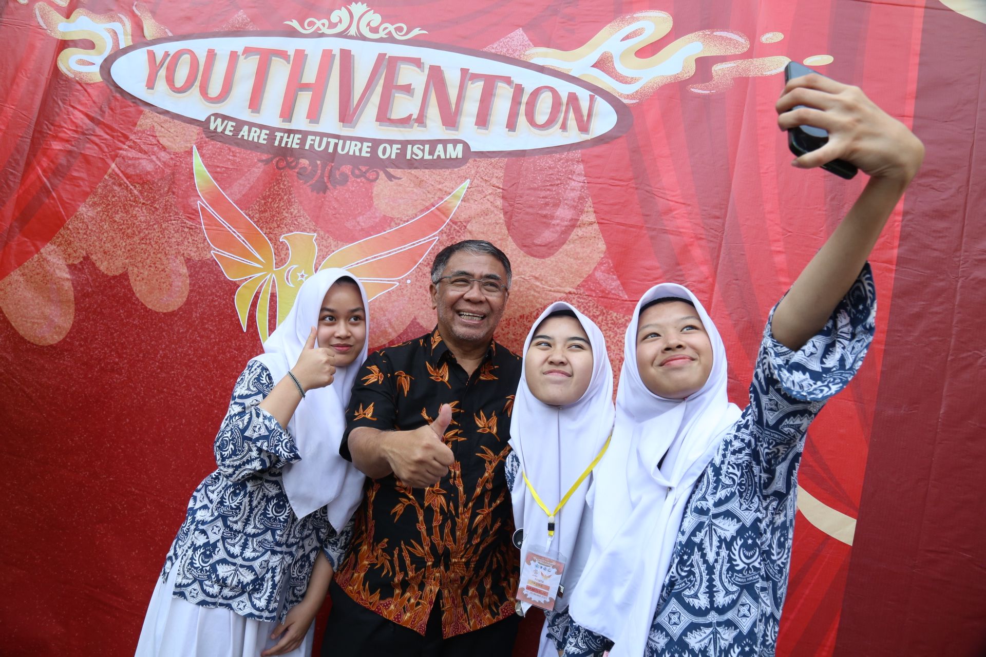 Ketua Yayasan Darul Hikam Sodik Mudjahid berfoto dengan siswa pada acara Youthvention, di DHIS Secondary, Lembang KBB, Jumat (27/10/2023).