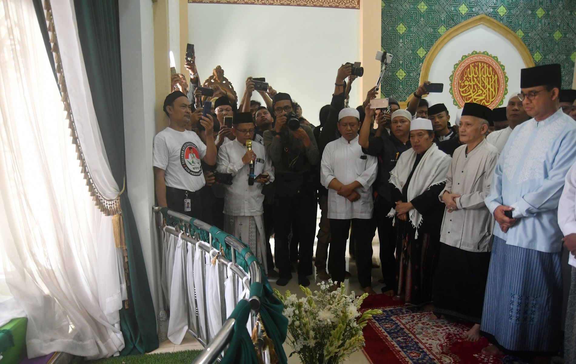Bakal calon presiden Anies Baswedan (tengah) melambaikan tangan kepada warga saat kunjungan di Pondok Pesantren Al Falak, Pagentongan, Kota Bogor, Jawa Barat, Jumat (27/10/2023).