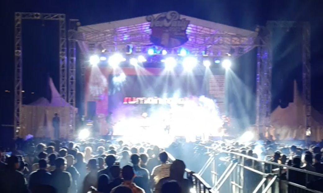 Pecahnya suasana pada malam hari saat penampilan dari salah satu grup band Rumah Sakit peserta VesParty 2023 Bandung tumpah kelapangan depan panggung utama
